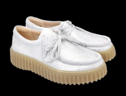 detail dámské šněrovací polobotky CLARKS Torhill Bee 26181192 Stříbrná